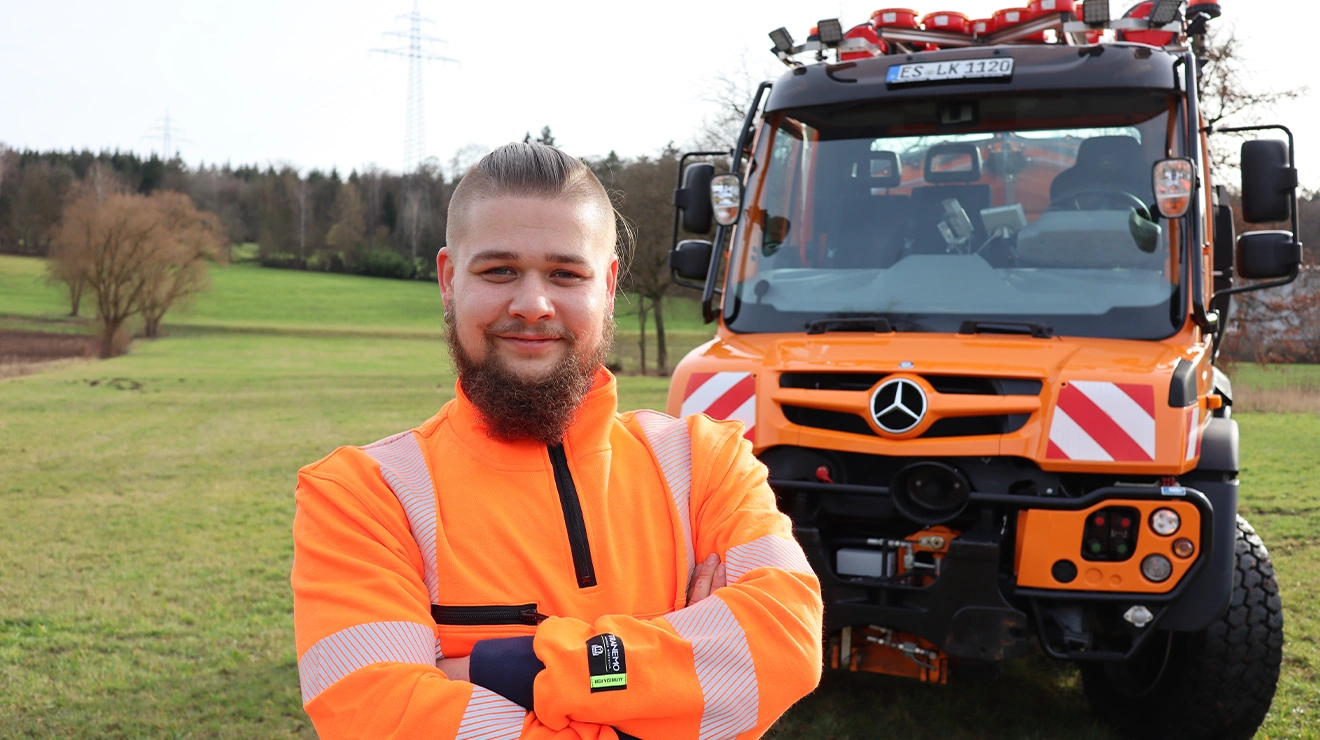 Auszubildender Starßenwärter im Dienst